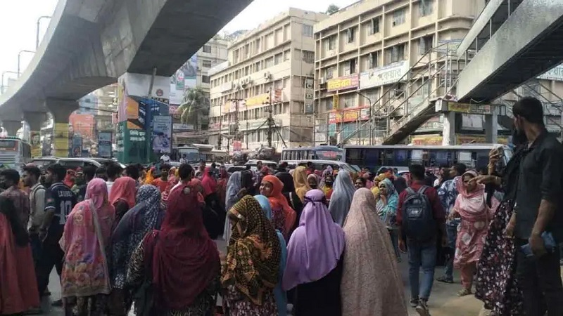 সর্বনিম্ন বেতন ৩০ হাজার টাকার দাবিতে পোশাক শ্রমিকদের সড়ক অবরোধ