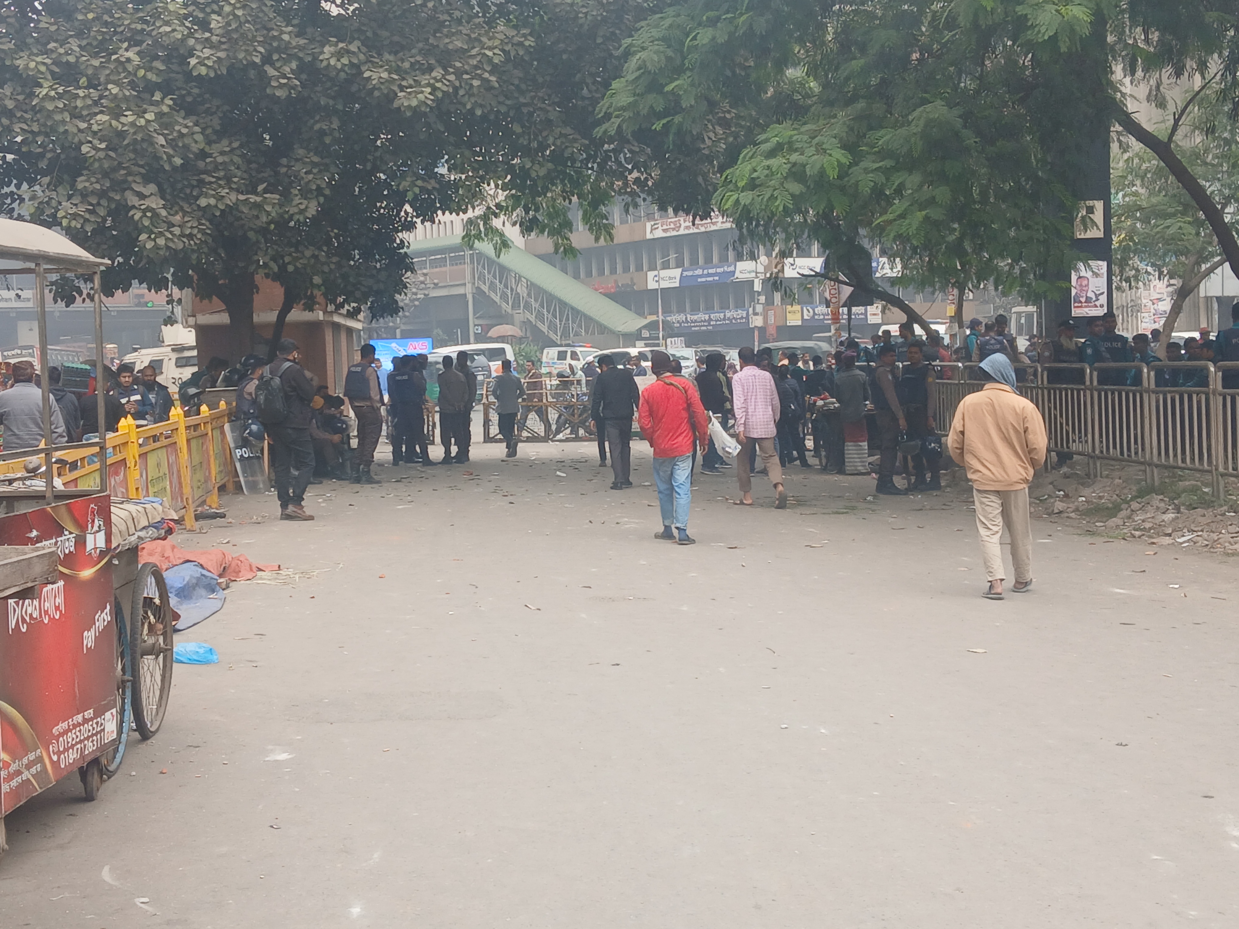 দফায় দফায় সংঘর্ষ, রণক্ষেত্র কারওয়ানবাজার