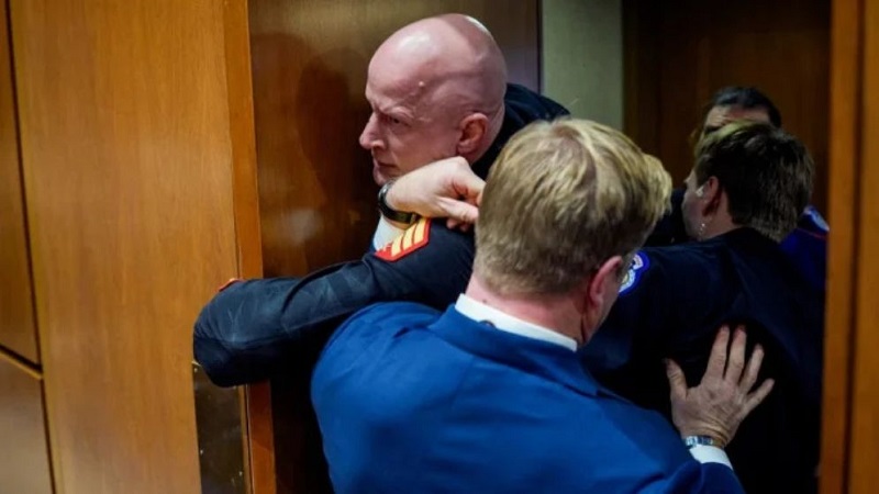 মার্কিন সিনেটে হুলুস্থুল: ইসরাইল বিরোধী স্লোগান দেয়ায় ভাঙলো সিনেটর প্রার্থীর হাত!