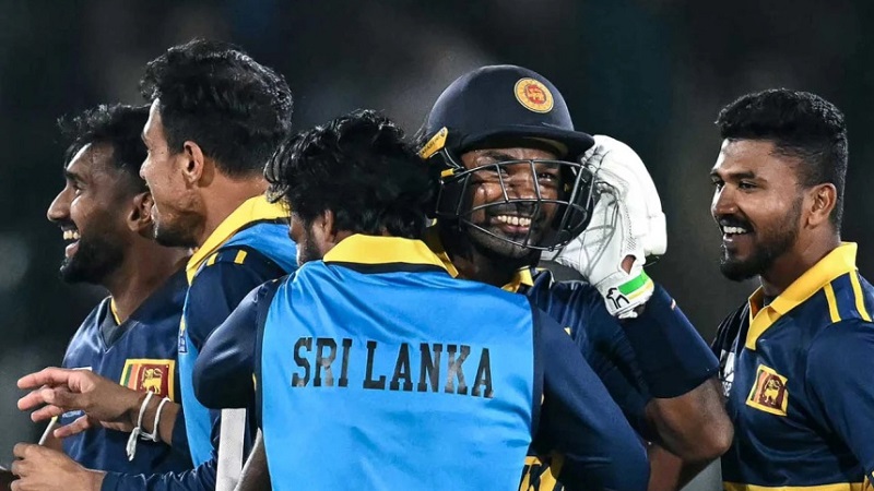 ছারখার দুই দশকের ক্রিকেট ইতিহাস, ৯৩ চার ও ৩০ ছক্কায় শ্রীলঙ্কার জয়
