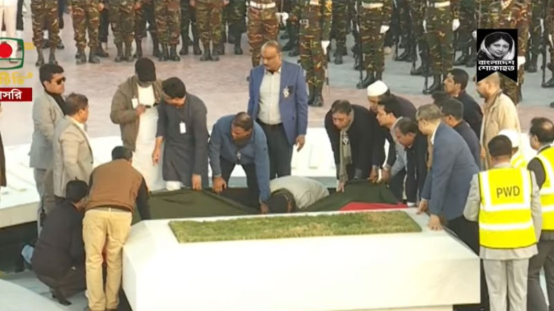 স্বামীর পাশে চিরনিদ্রায় শায়িত ‘আপোসহীন নেত্রী’ খালেদা জিয়া