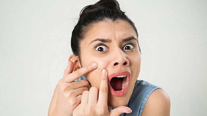 যে অভ্যাস বাড়িয়ে দেয় ব্রণ সমস্যা